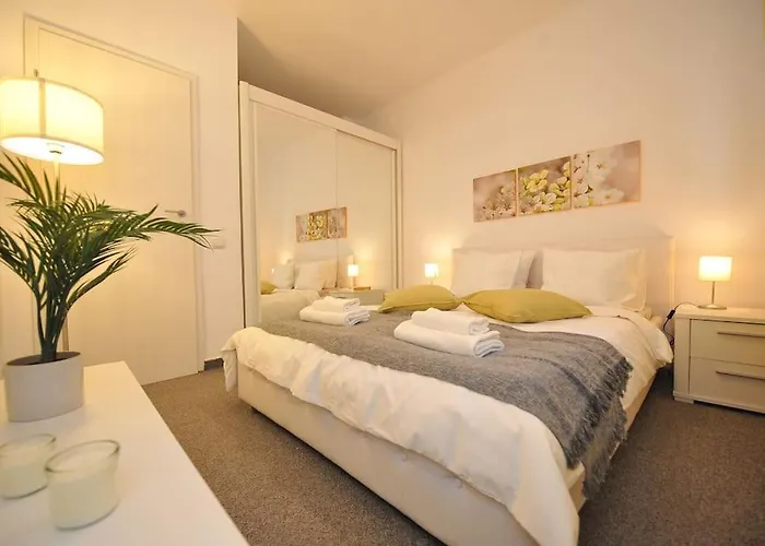 Апартаменти Excellent Price For A Family Or Group Of Travelers Бухарест